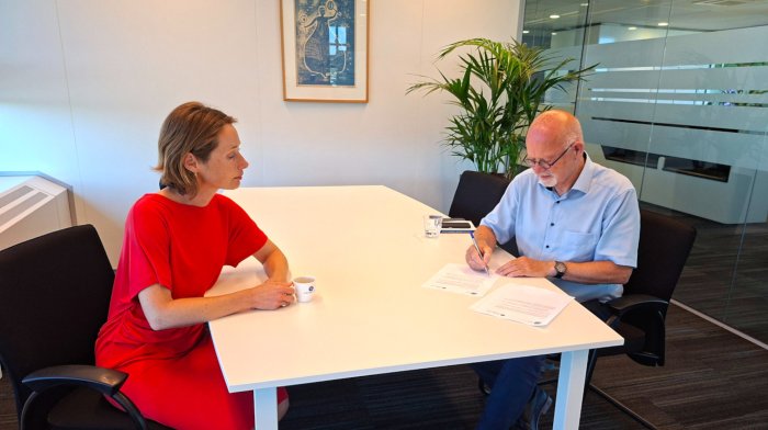 Cécile de Vos en Jan Westert ondertekenen overeenkomst
